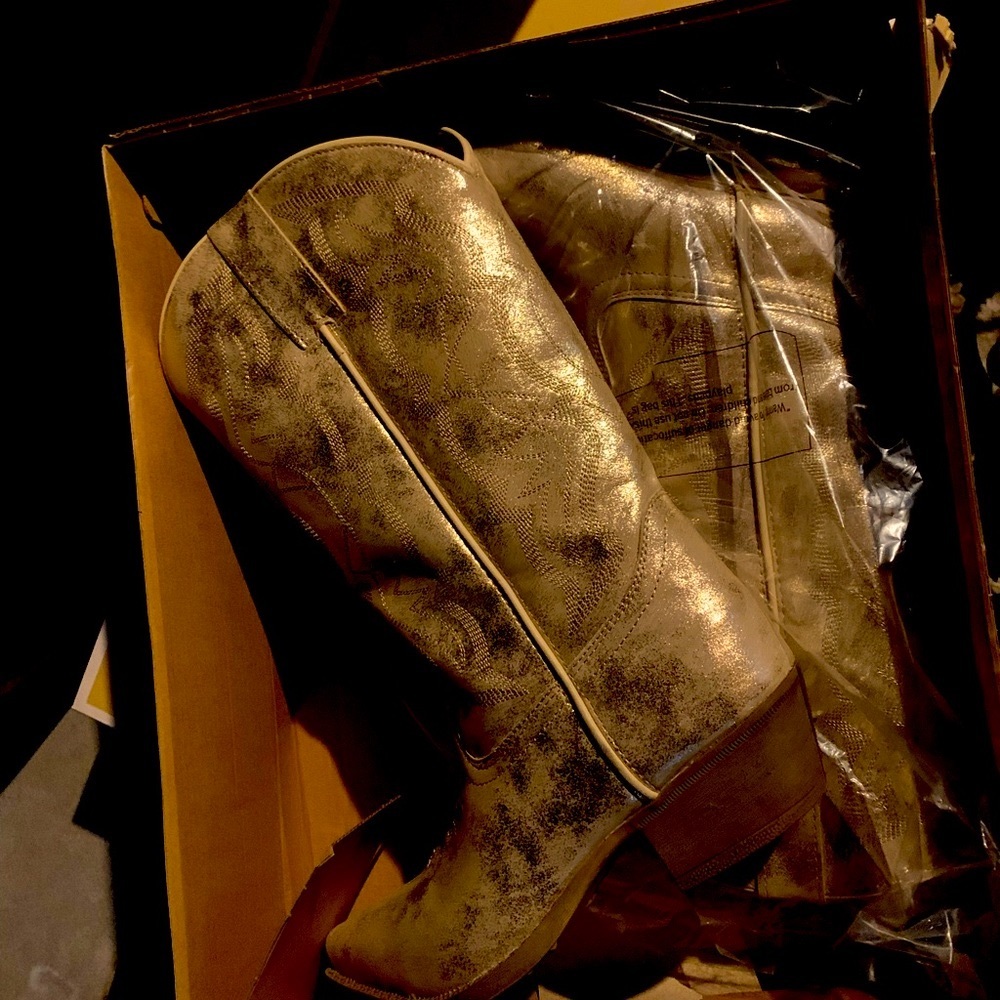 Dingo cowboy booths gold color. In great condition.